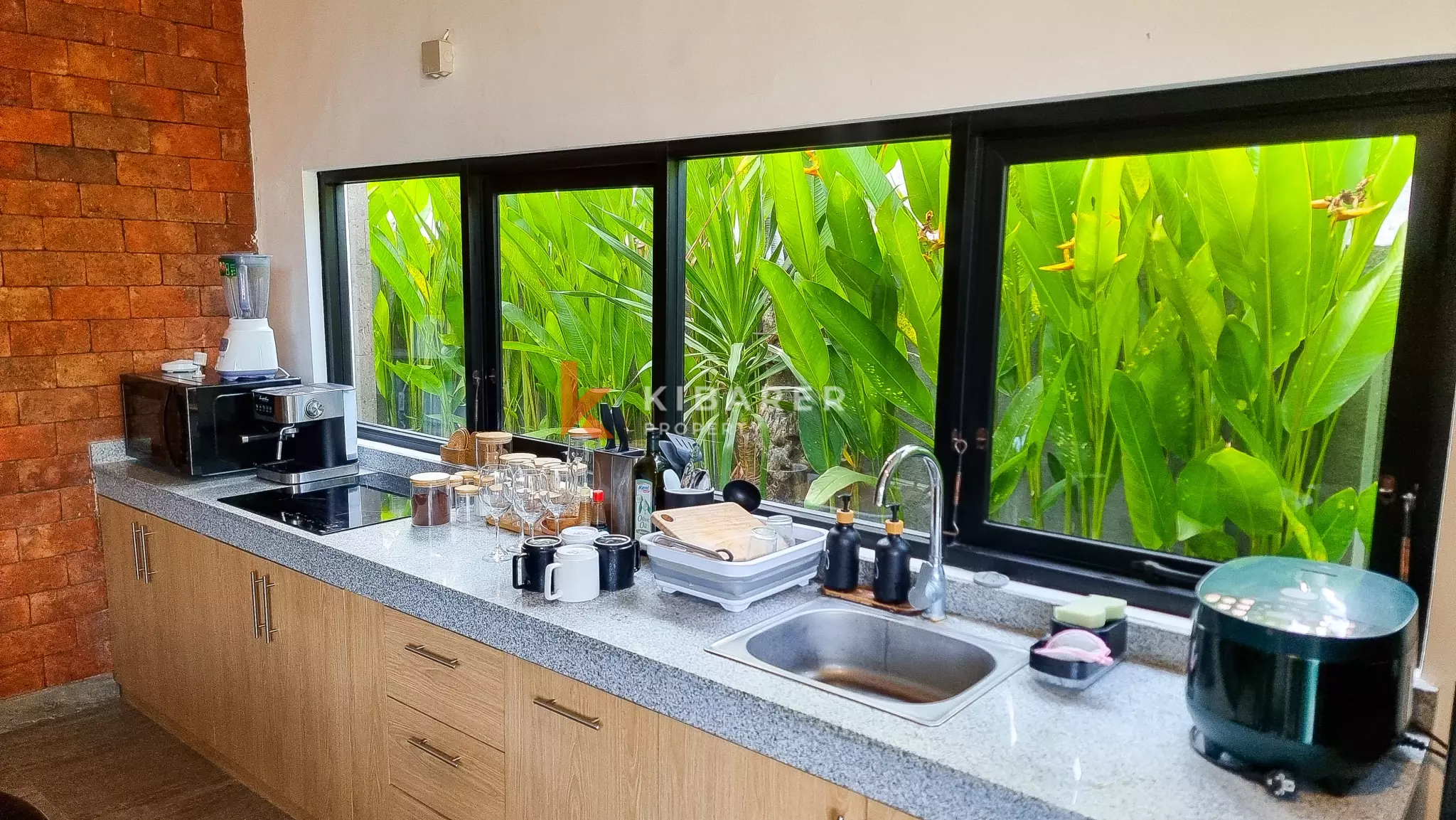 Contemporary Three-Bedroom Villa with Dedicated Remote Workspace in Umalas — image 8