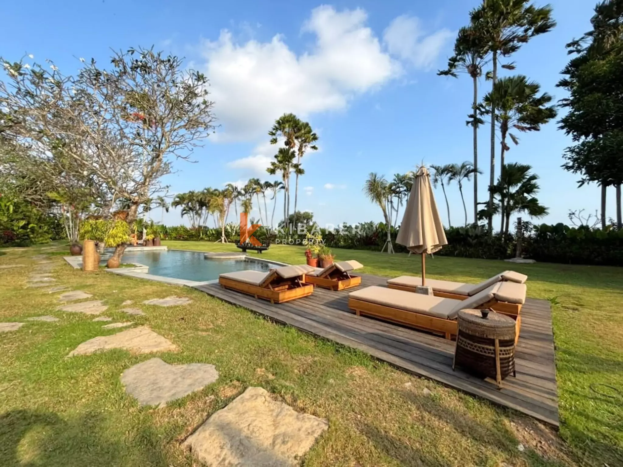 Architectural Tropical Estate – Five Bedroom Villa with Expansive Garden in Seseh — image 3
