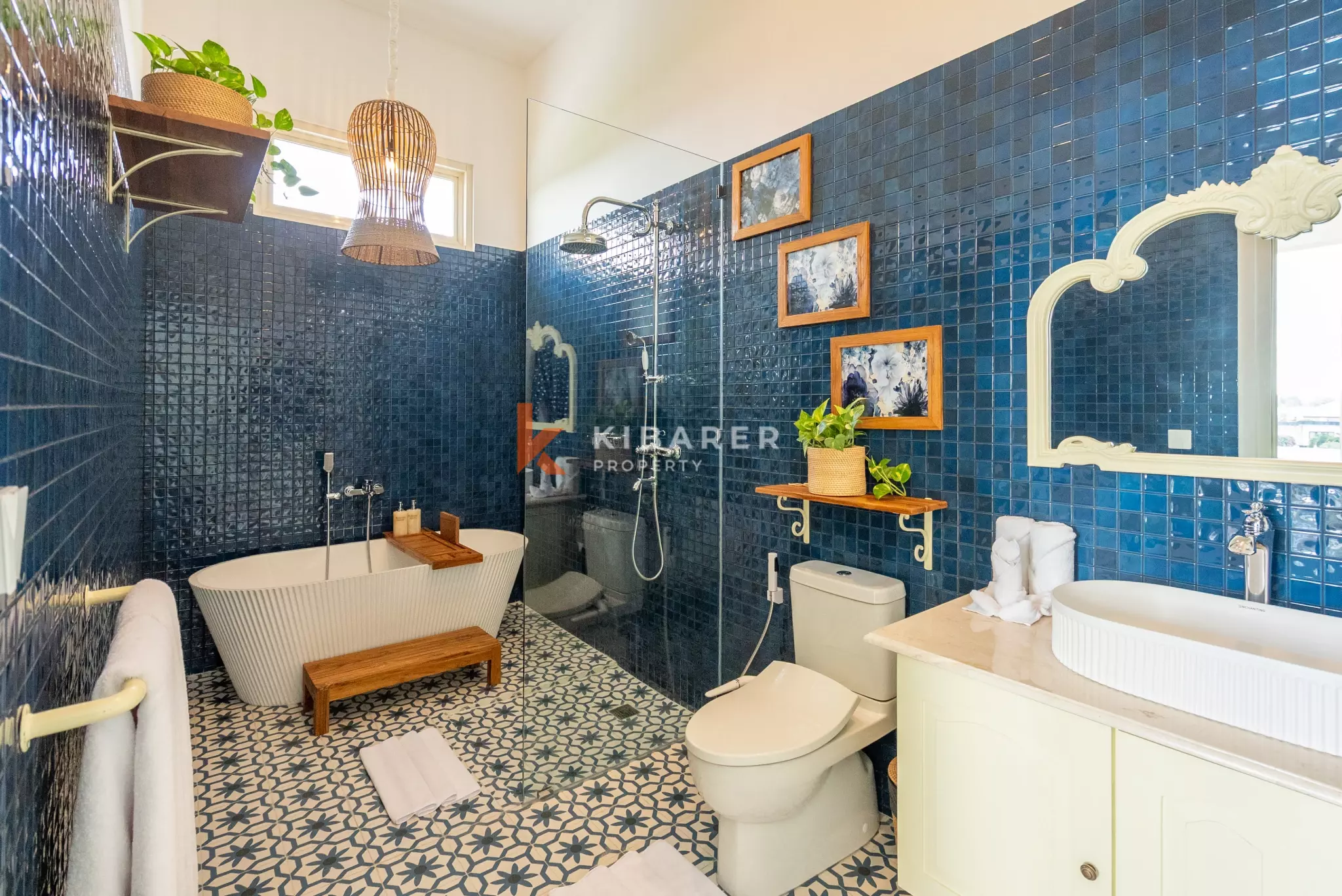 Impressive Six-Bedroom Luxury Villa with Spacious Living Room by the Pool in Canggu — image 18