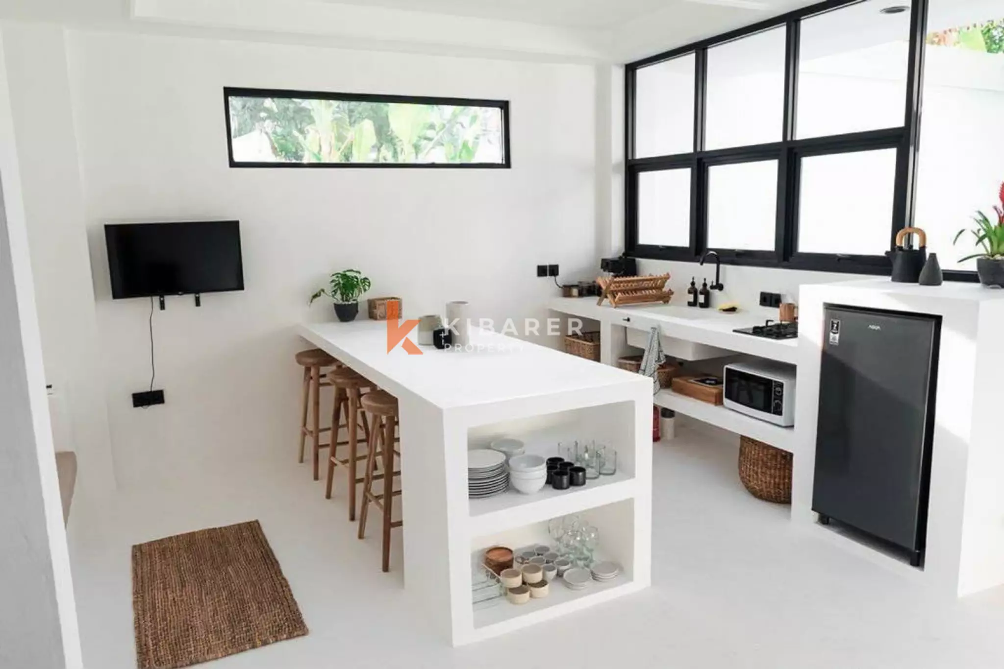 Modern Three Bedroom Villa with Enclosed Living in Canggu — image 3