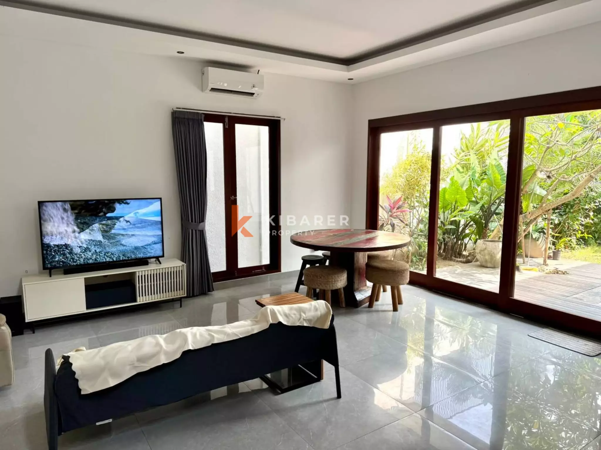 Minimalist Seaside Villa with Three Bedrooms in Seseh — image 8