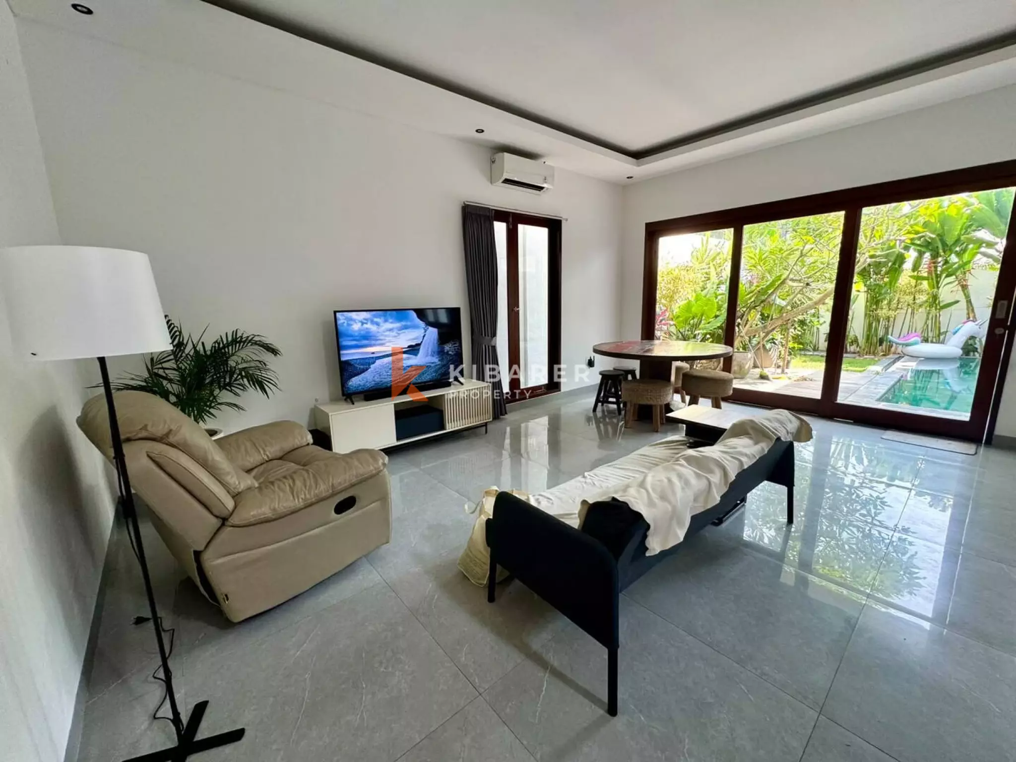 Minimalist Seaside Villa with Three Bedrooms in Seseh — image 5