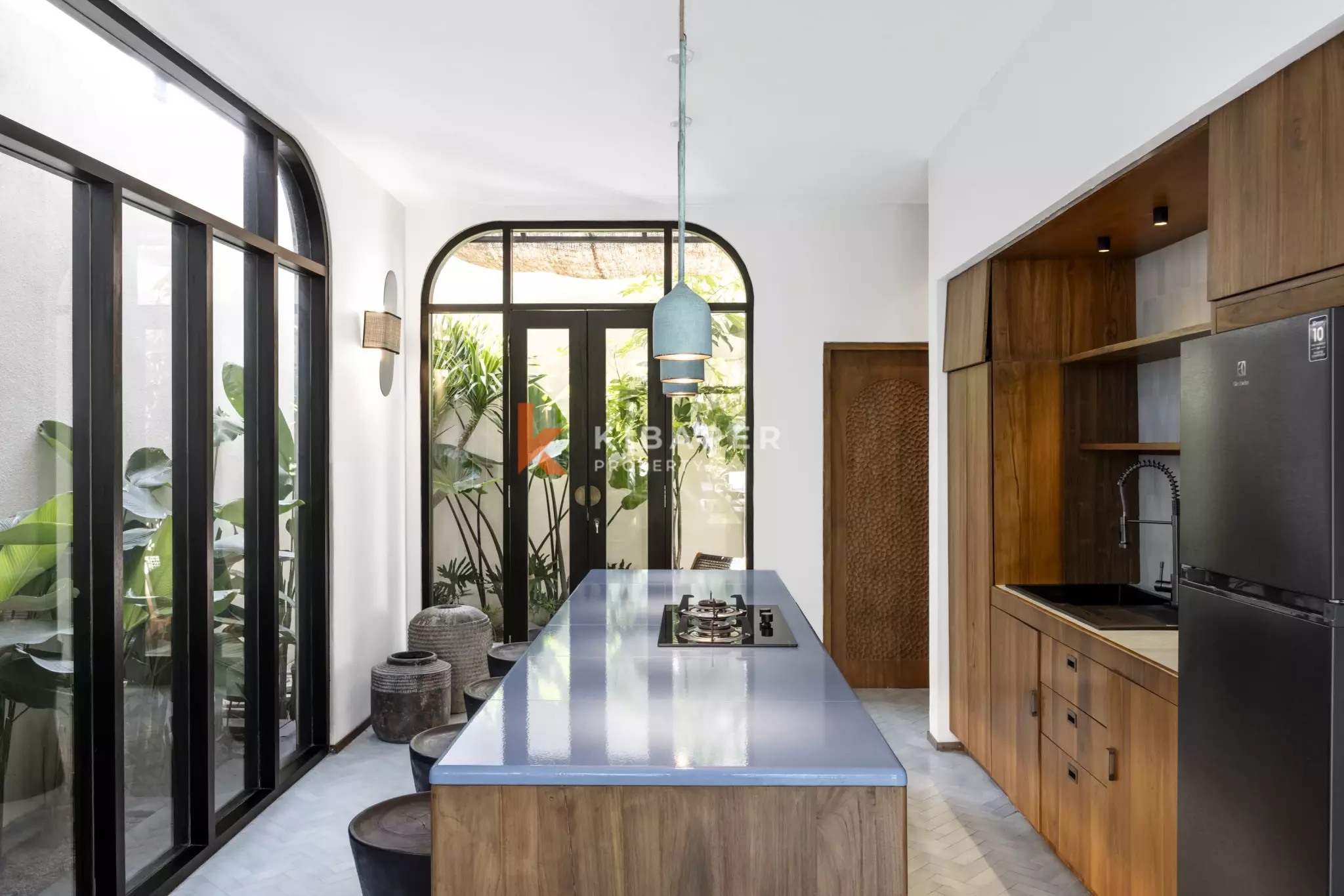 Tropical Paradise: Three-Bedroom Villa with Private Pool & Garden in Kerobokan — image 11