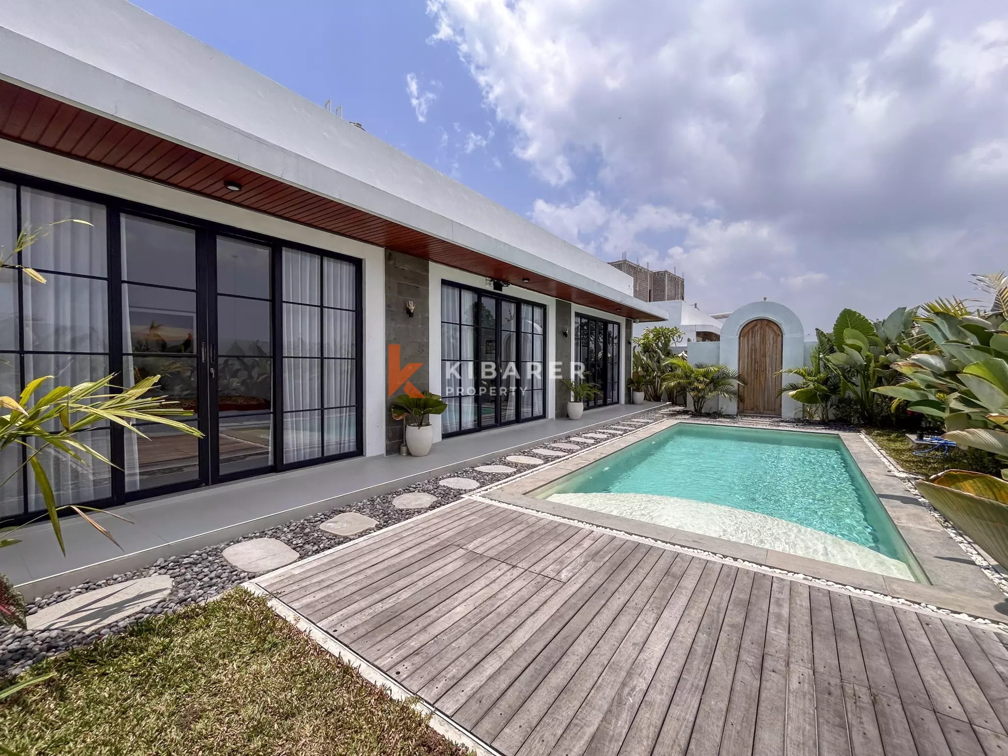 Spacious Two-Bedroom Villa with Large Pool and Tropical Garden in Munggu