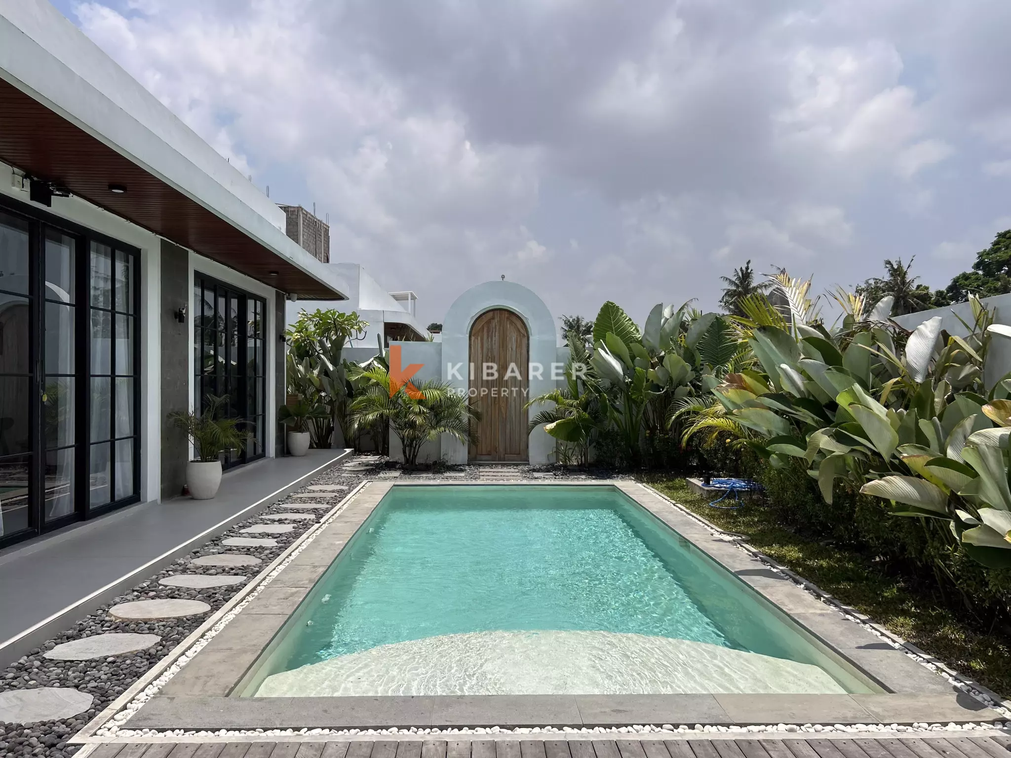 Spacious Two-Bedroom Villa with Large Pool and Tropical Garden in Munggu — image 2