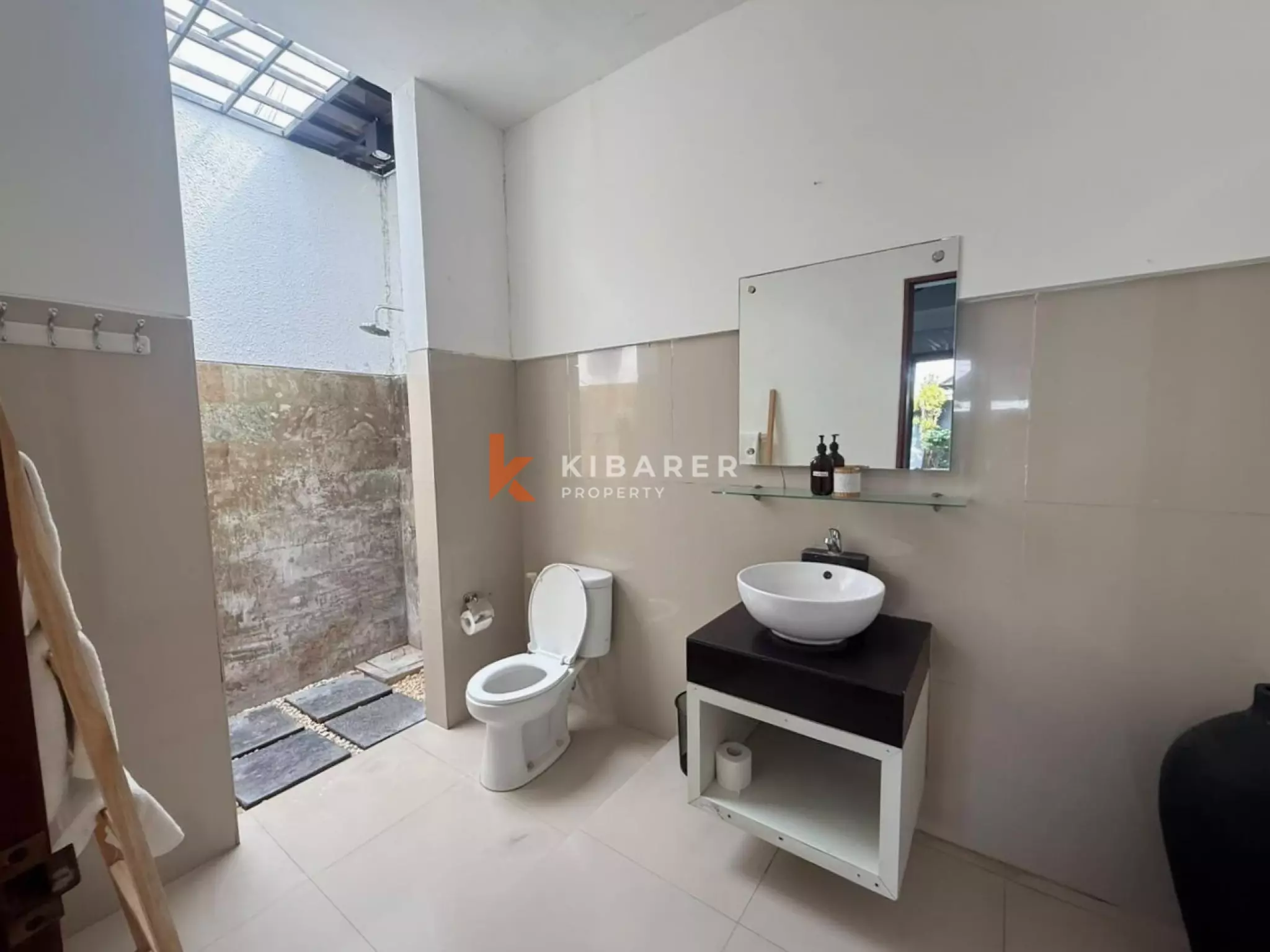 Peaceful Tropical Retreat with Three Bedrooms in the Heart of Seminyak — image 8
