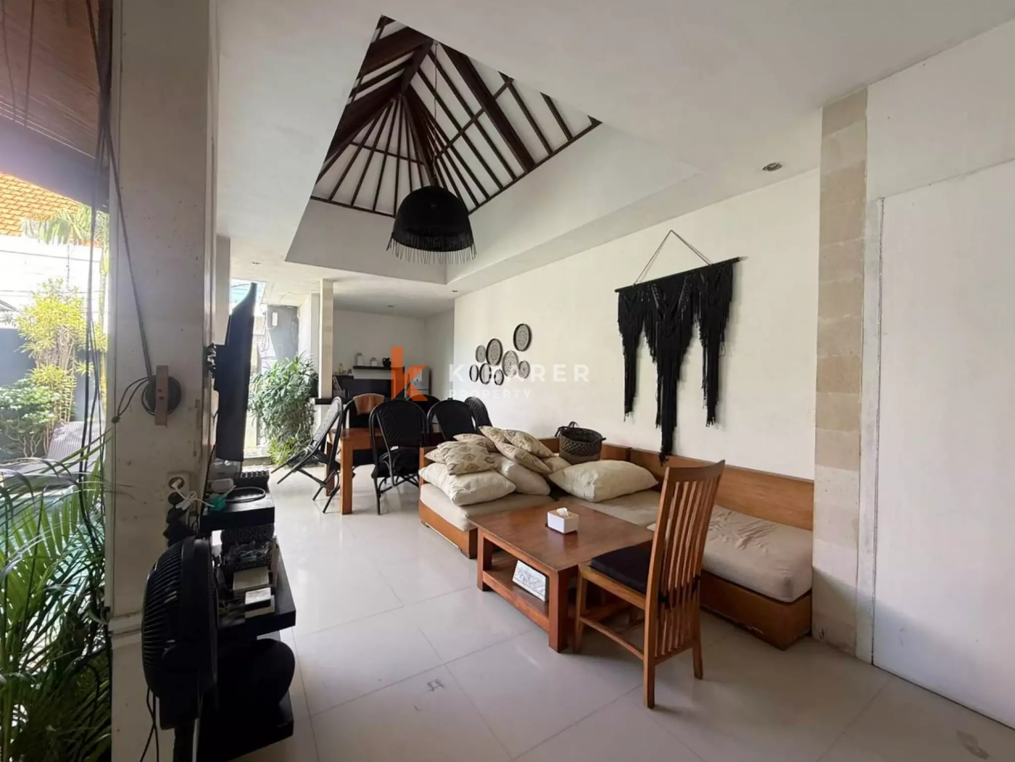 Peaceful Tropical Retreat with Three Bedrooms in the Heart of Seminyak — image 4