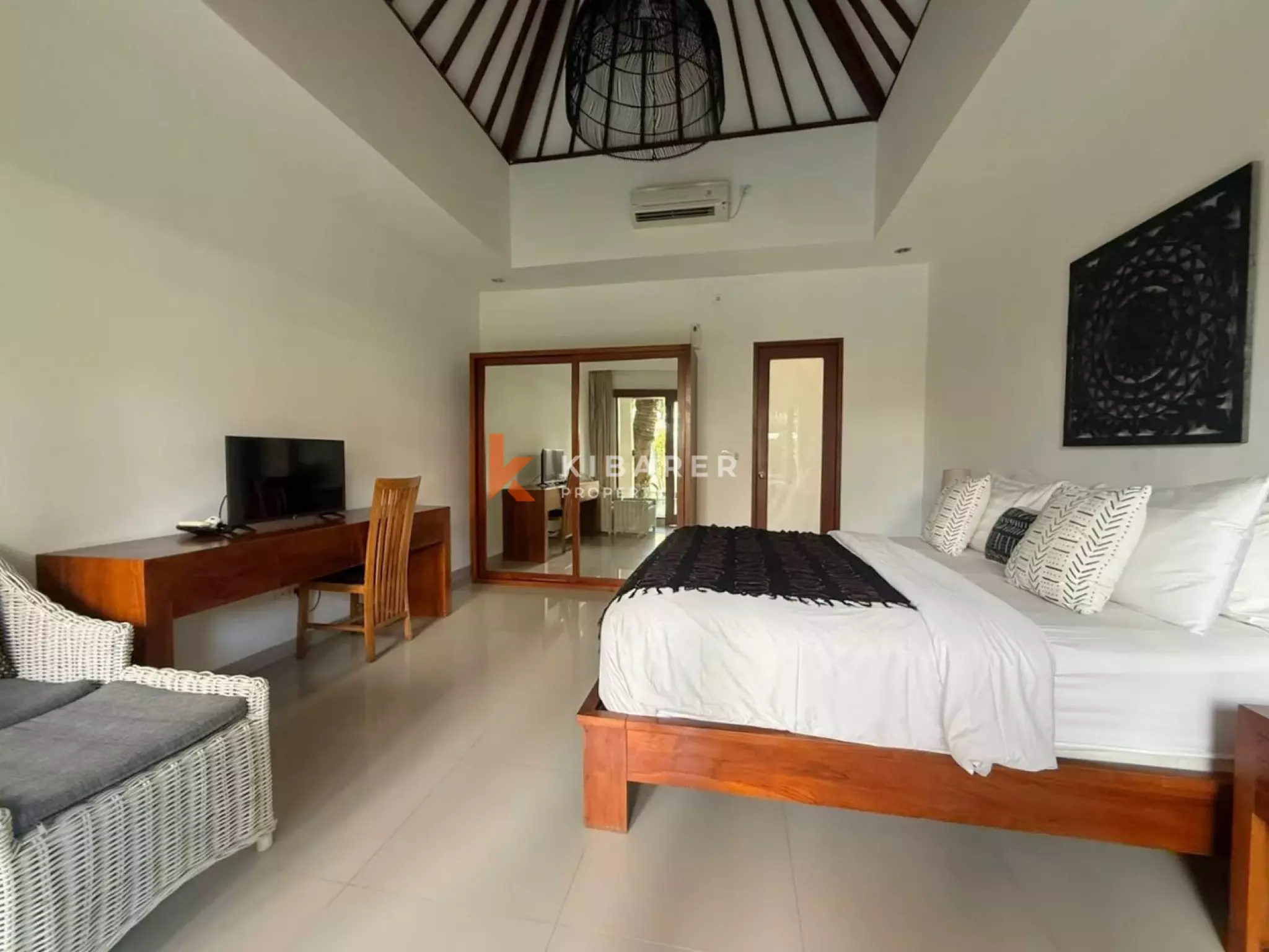Peaceful Tropical Retreat with Three Bedrooms in the Heart of Seminyak — image 7