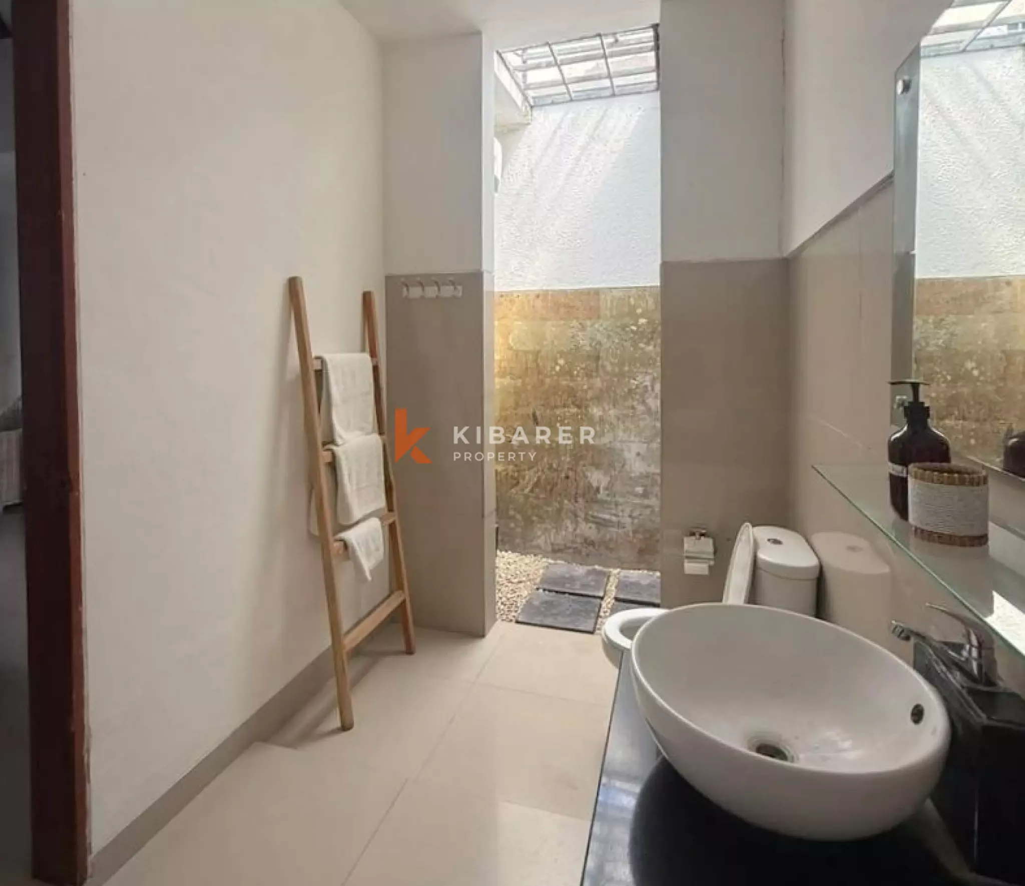 Peaceful Tropical Retreat with Three Bedrooms in the Heart of Seminyak — image 10