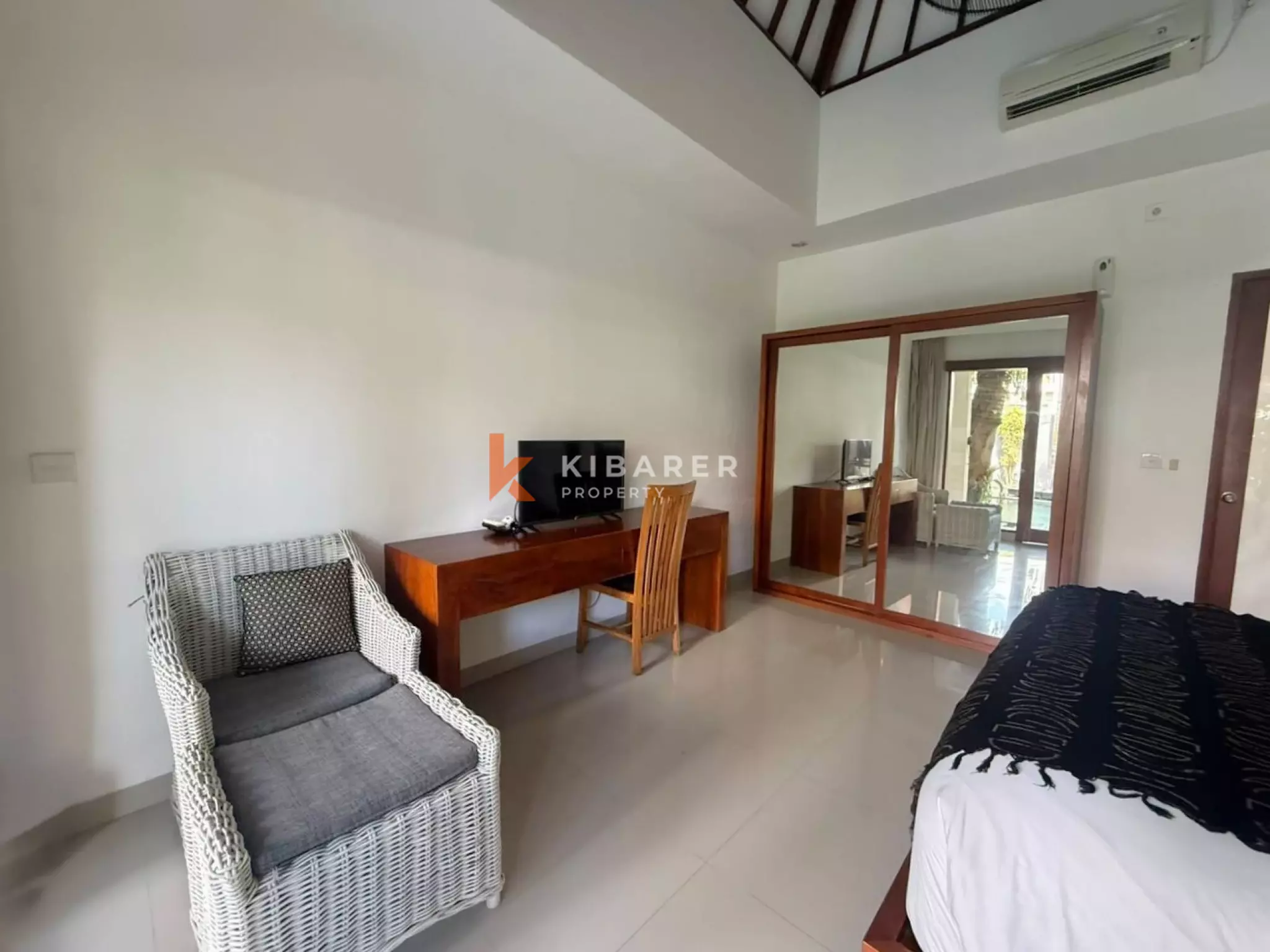 Peaceful Tropical Retreat with Three Bedrooms in the Heart of Seminyak — image 9