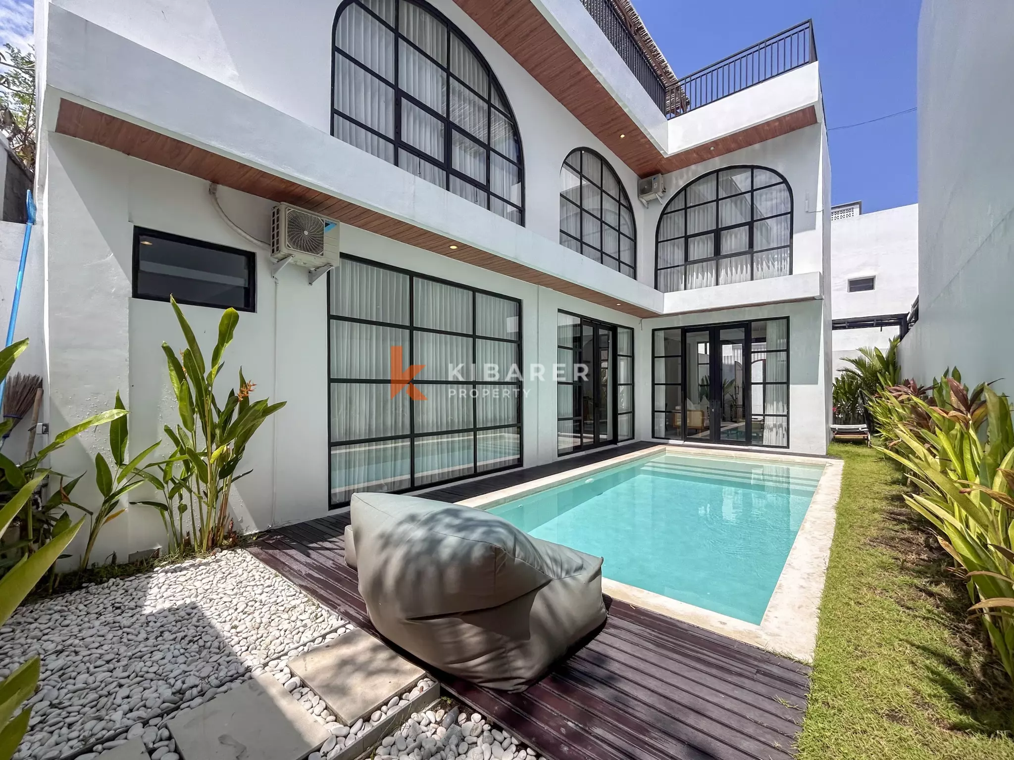 Modern Three-Bedroom Villa with Private Pool and Contemporary Architectural Design in Balangan