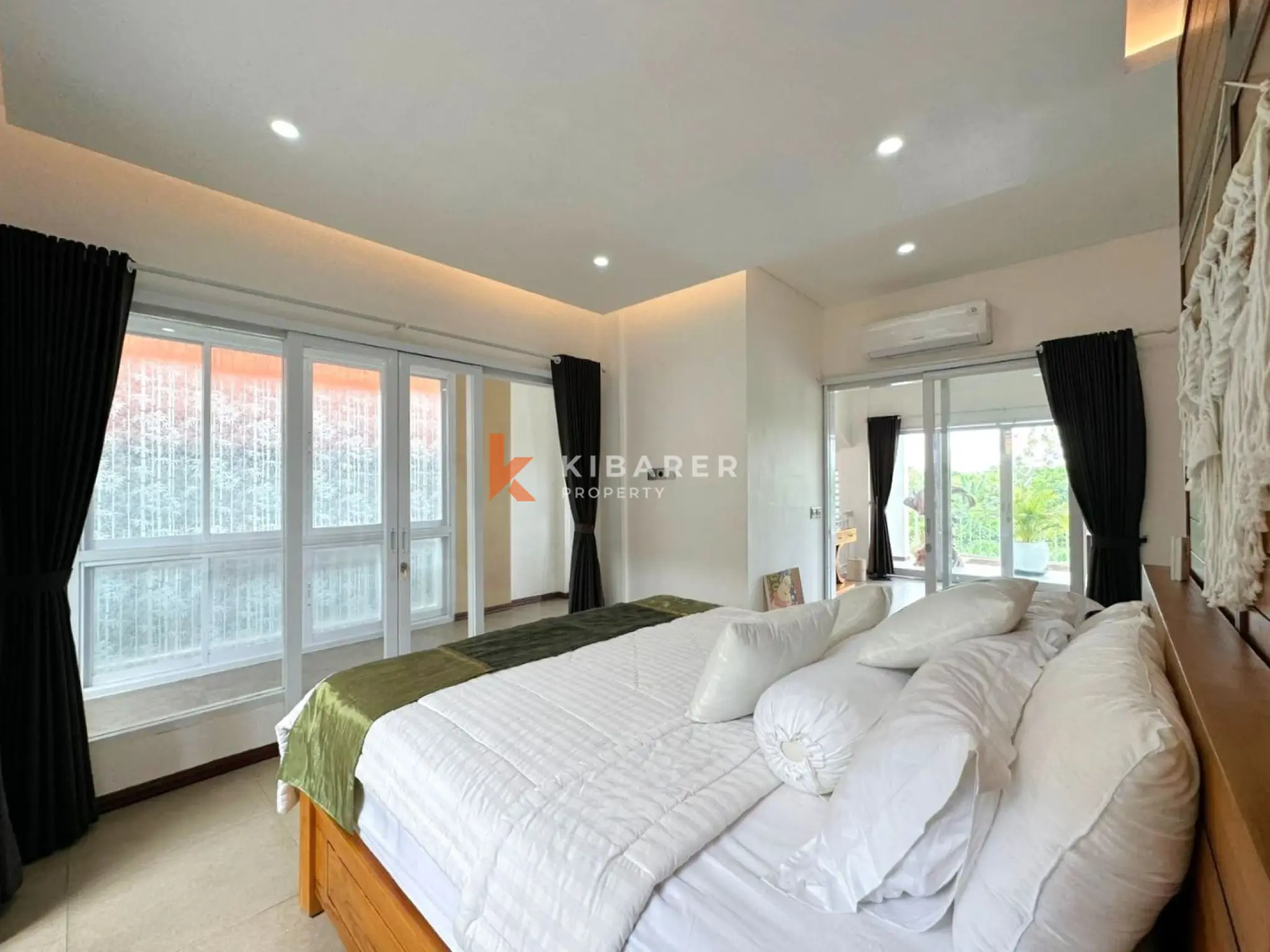 Cozy Three Bedroom Enclosed Living Room Nestled in Padonan — image 14