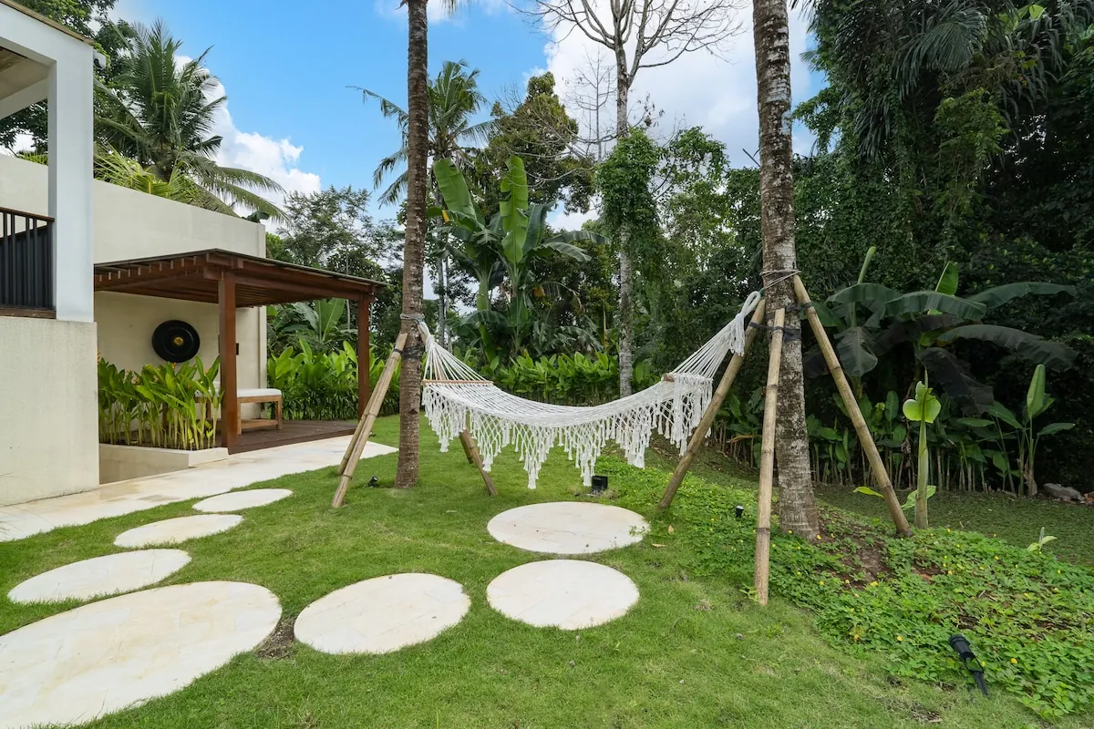 6 BR Tropical-Modern Infinity-Pool Villa Ubud — 6BR Villa Rental in Ubud — image 10