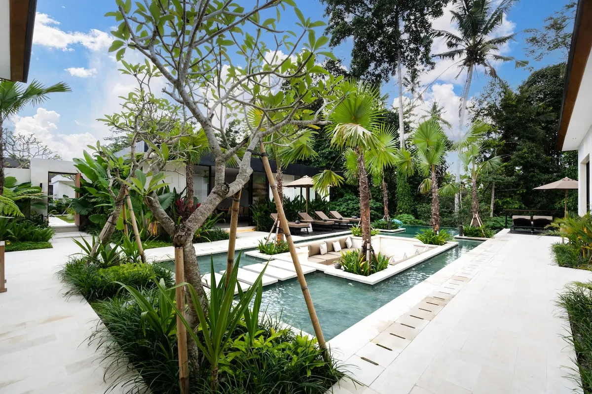 8 BR Tropical-Modern Courtyard Estate Ubud — 8BR Estate Rental in Ubud — image 4