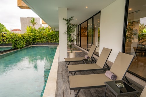 SB 302 - 1BR Pool Suite, Near Batu Belig Beach - Canggu, Bali — image 18
