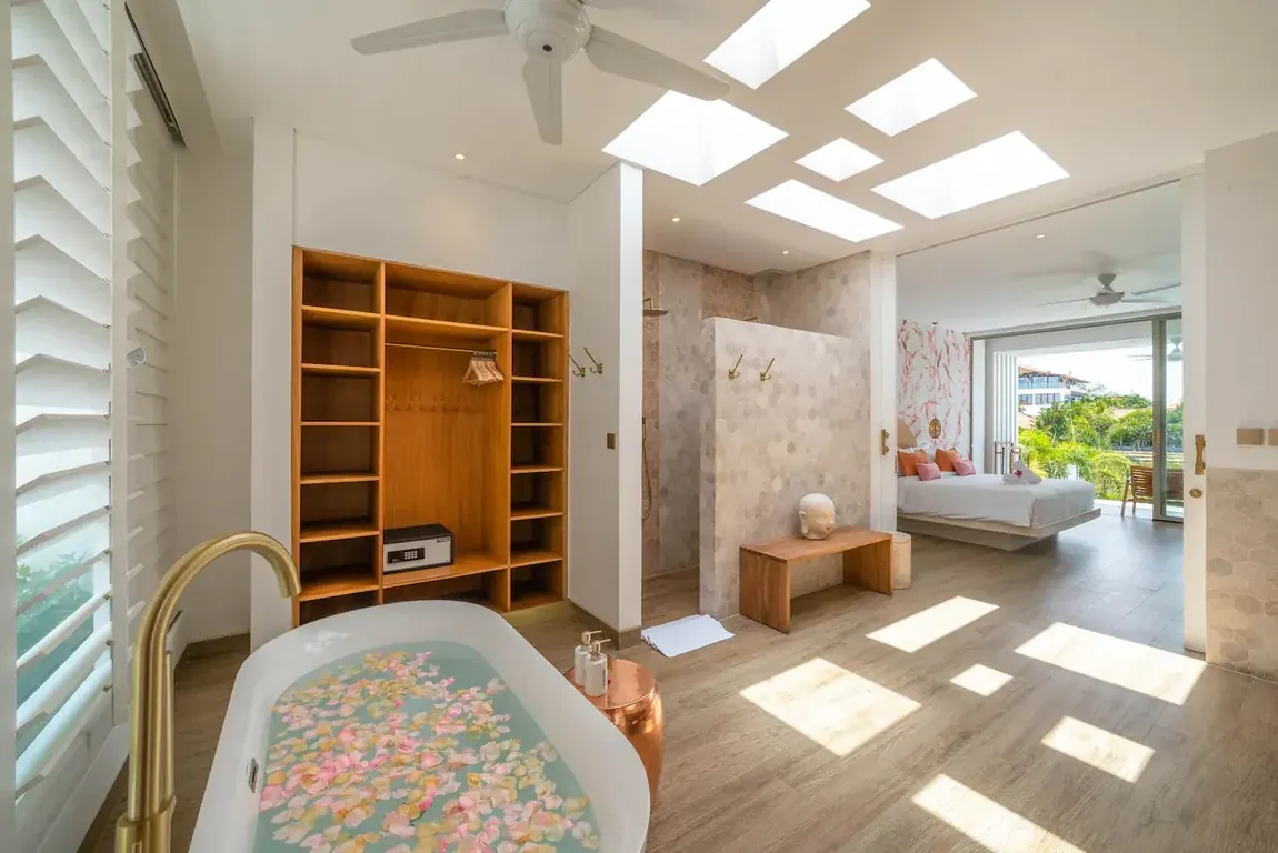 5 BR Beachfront Infinity-Pool Villa Canggu — 5BR Villa Rental in Canggu — image 14