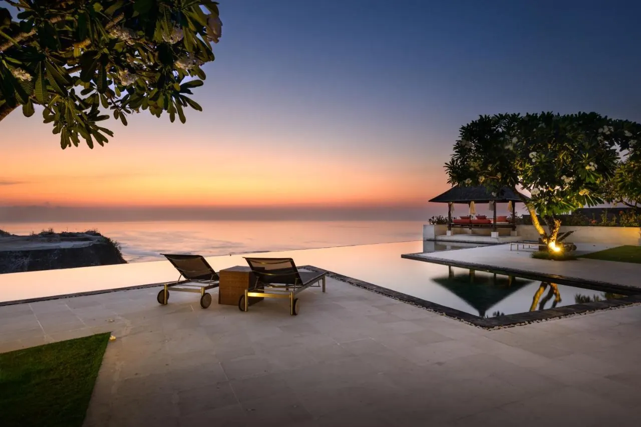4 BR Infinity-Pool Sunset-View Retreat Uluwatu — 4BR Villa Rental in Uluwatu — image 12