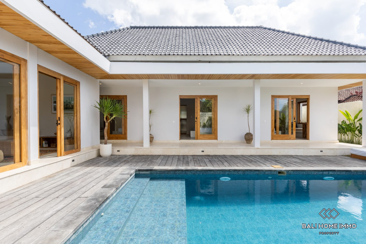 3 Bedroom Family Villa For Rent in Canggu Batu Bolong — image 1