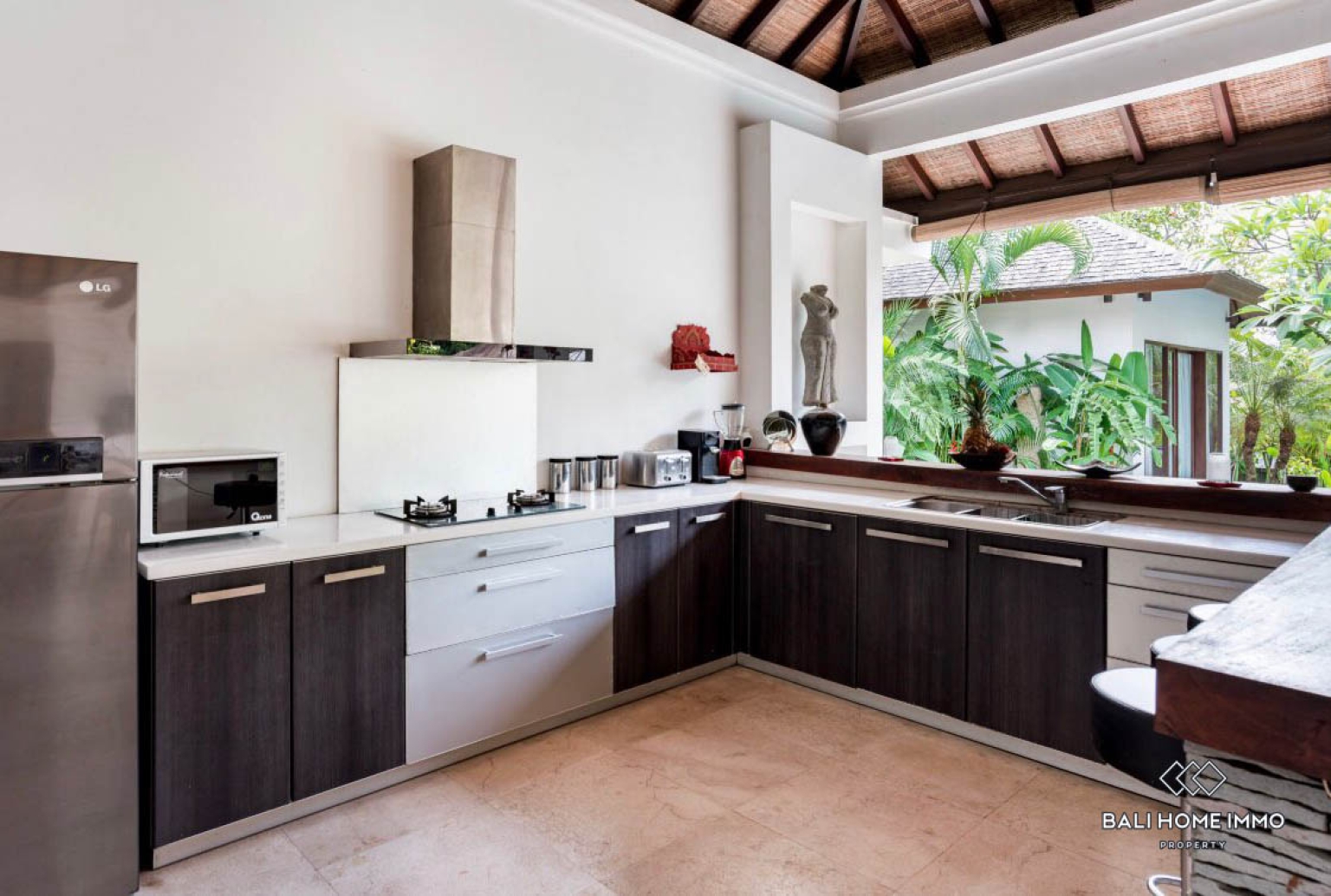 3 bedroom family villa with garden for rent in berawa — image 6