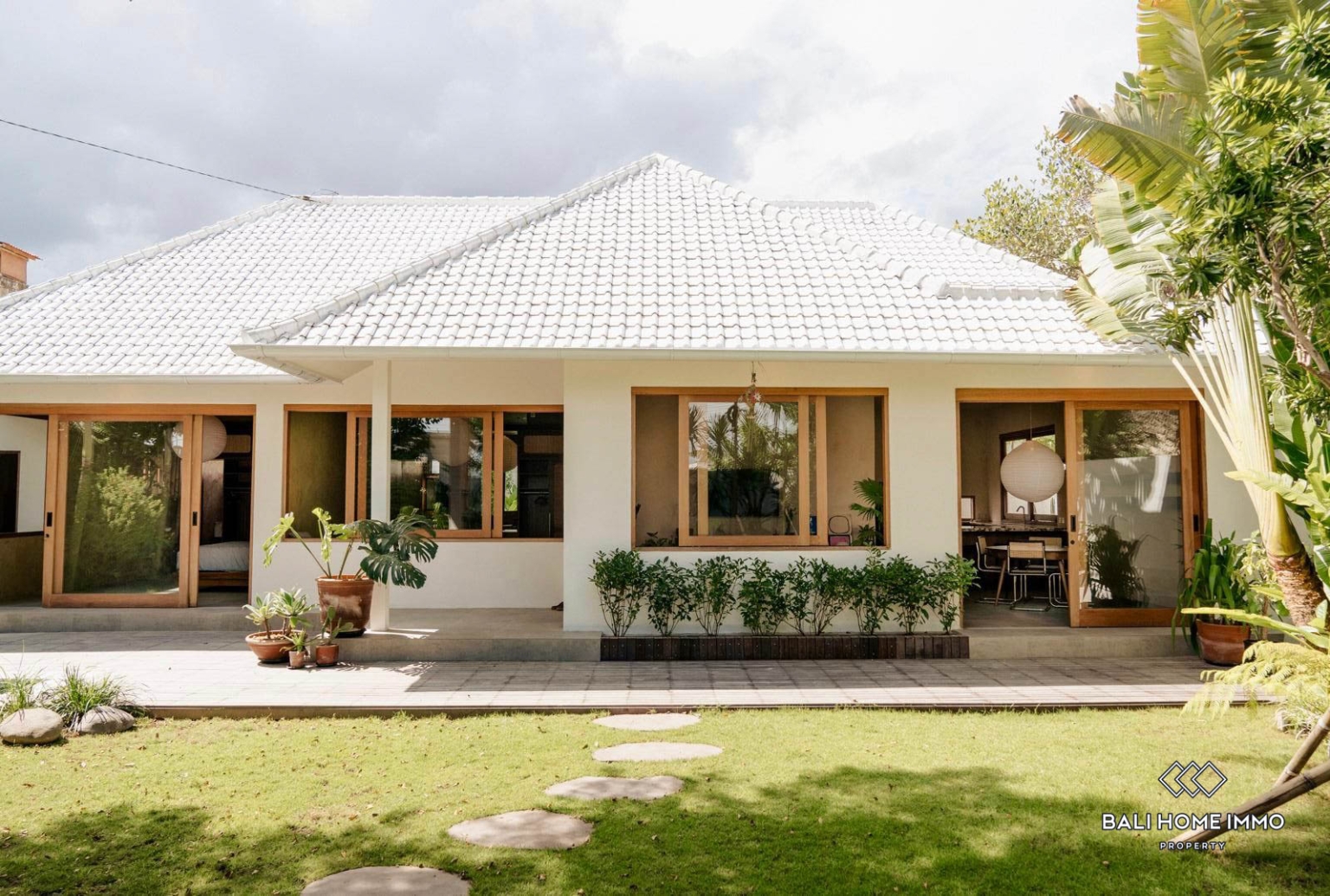 3 bedroom Family Villa with garden for rent in Padang Linjong Canggu
