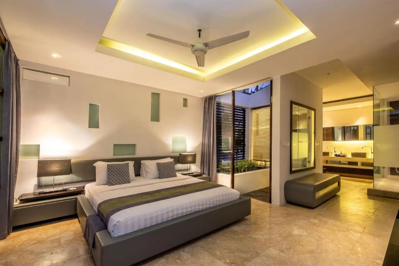5 BR Walk-to-Beach Modern Villa Seminyak — 5BR Villa Rental in Seminyak — image 18