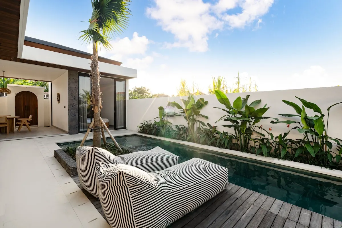 5 BR Tropical-Modern Courtyard Villa Canggu — 5BR Villa Rental in Canggu — image 3
