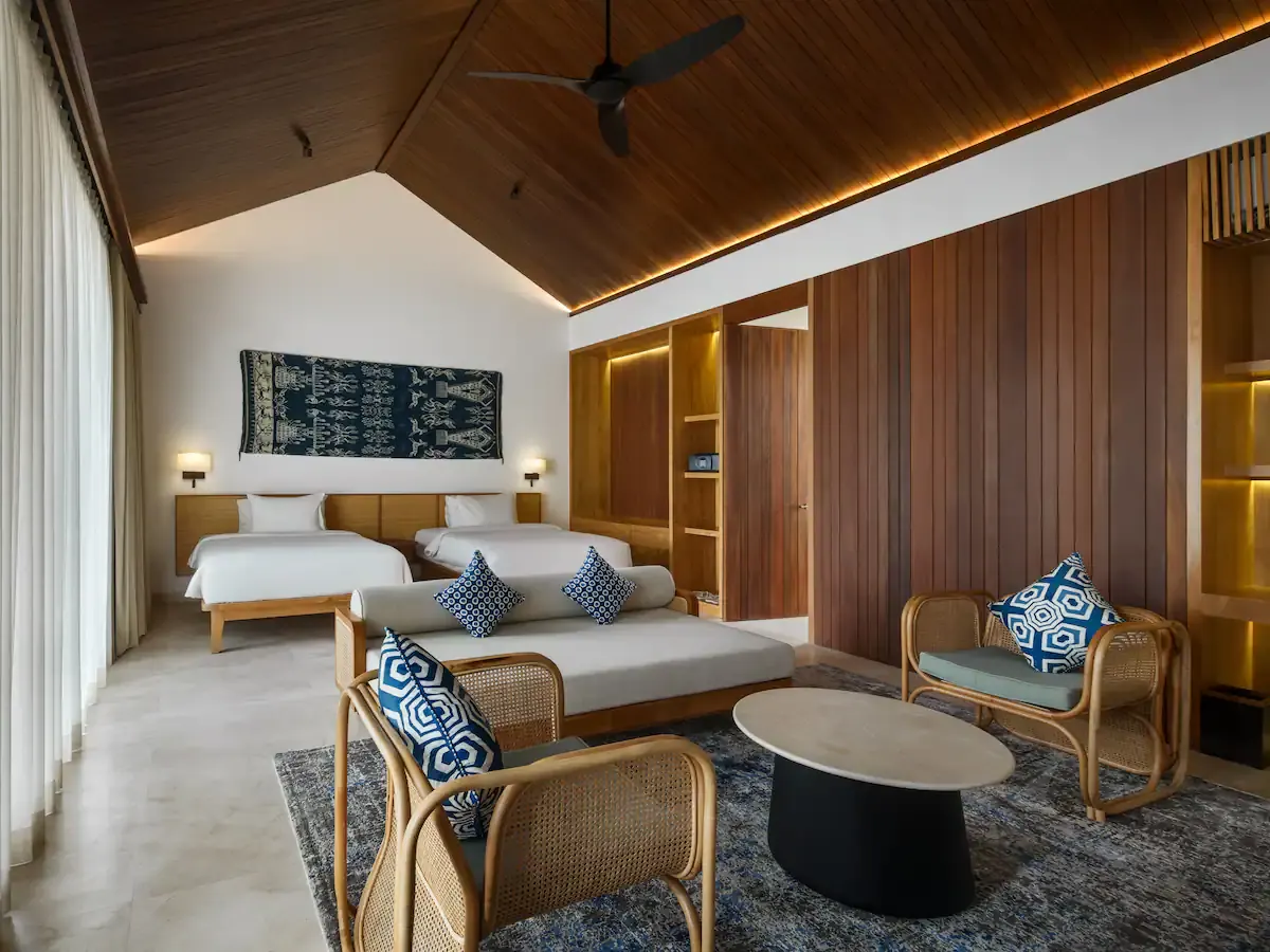 6 BR Walk-to-Beach Modern Villa Canggu — 6BR Villa Rental in Canggu — image 5