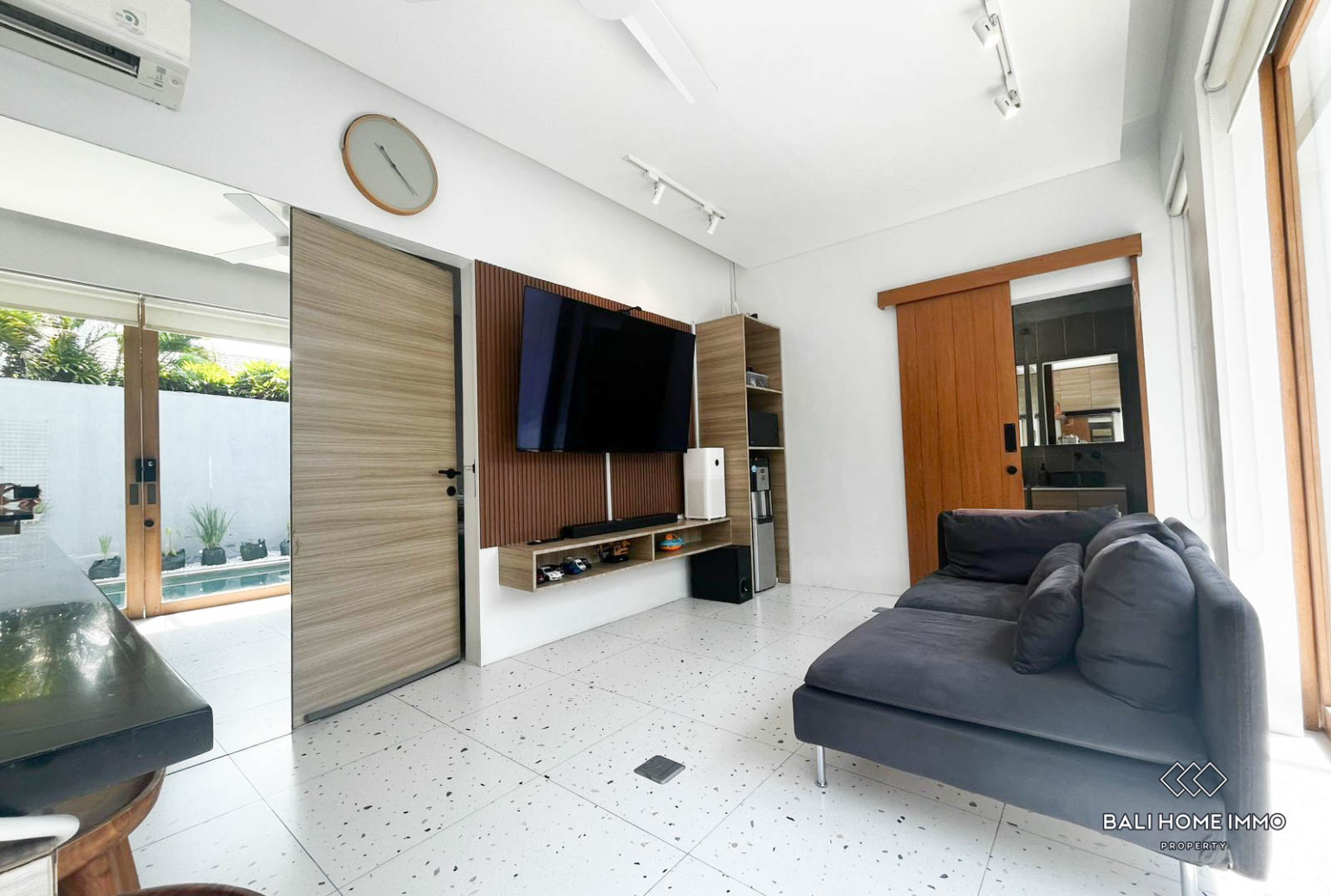 4 Bedroom family villa with office for yearly rent in Kedungu — image 2