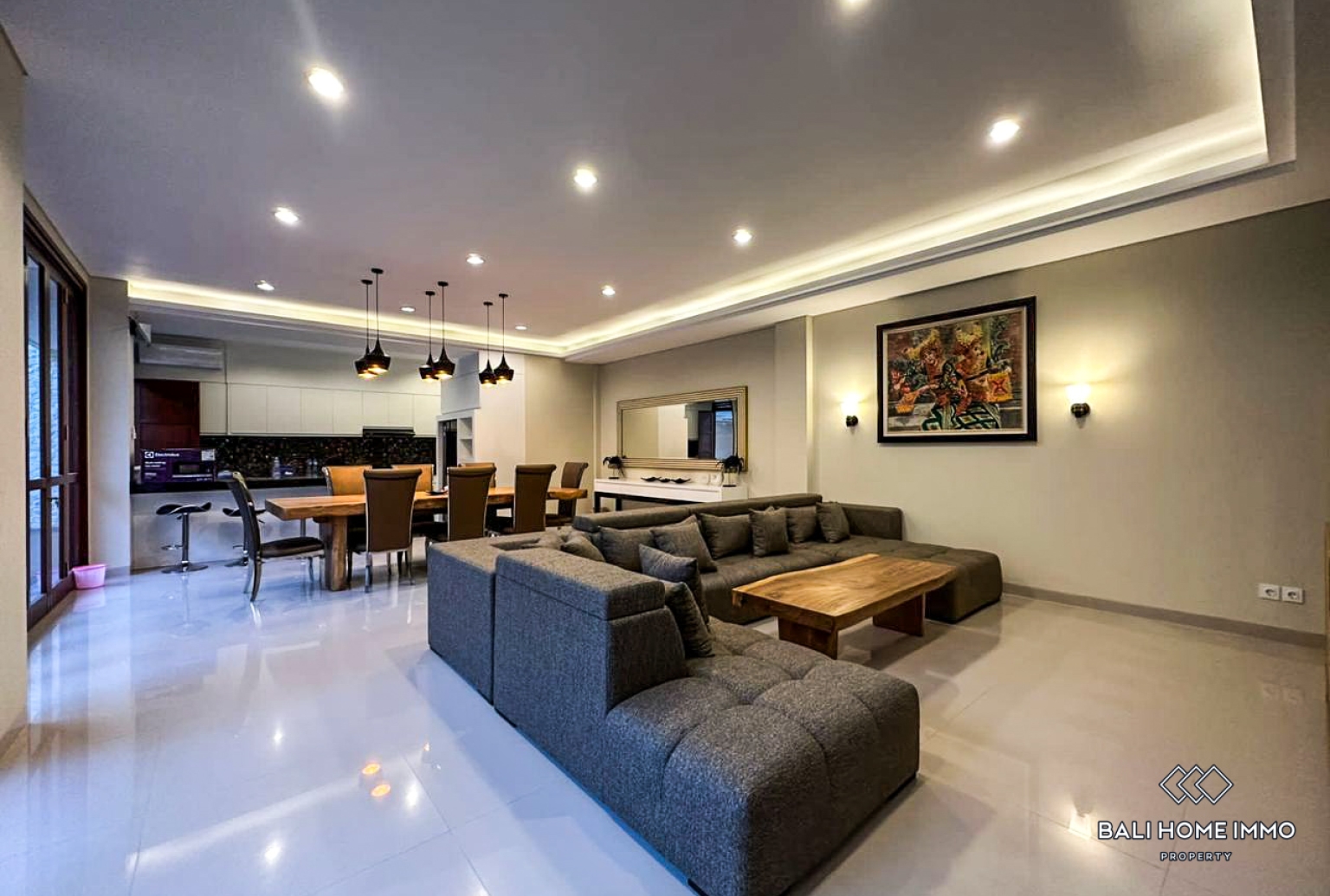 4 Bedroom Modern Villa For Rent in Batu Bolong Canggu — image 1