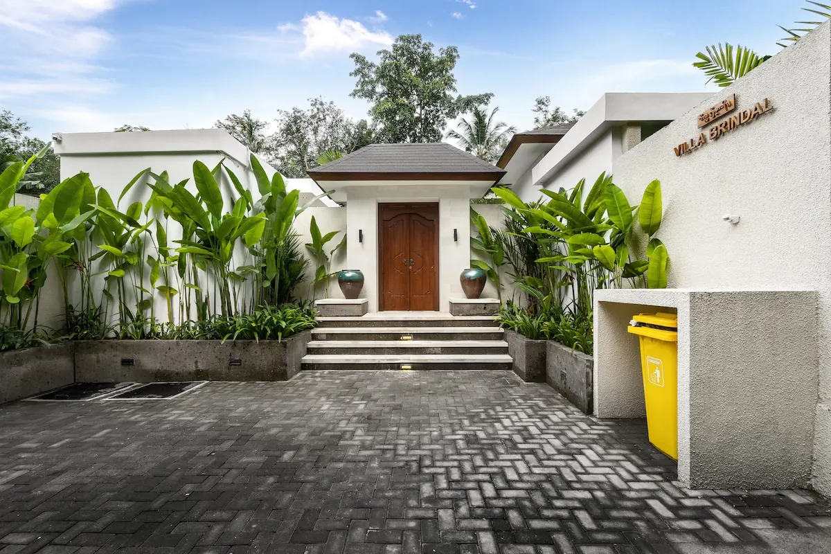 8 BR Tropical-Modern Courtyard Estate Ubud — 8BR Estate Rental in Ubud — image 12