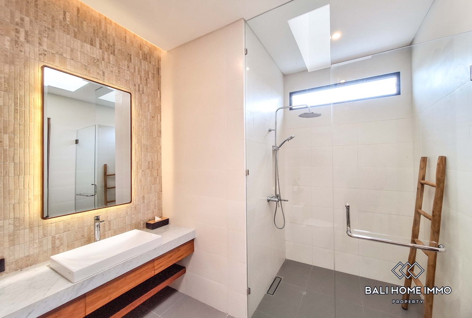 5 Bedroom Modern Design Family Villa for Rent in Canggu Batu Bolong — image 17