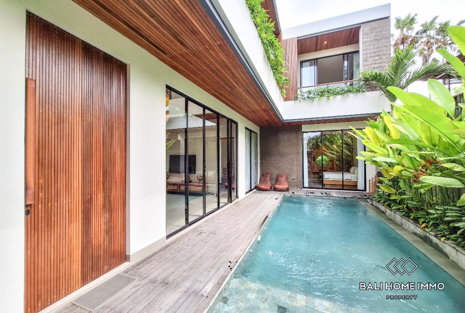 5 Bedroom Modern Design Family Villa for Rent in Canggu Batu Bolong