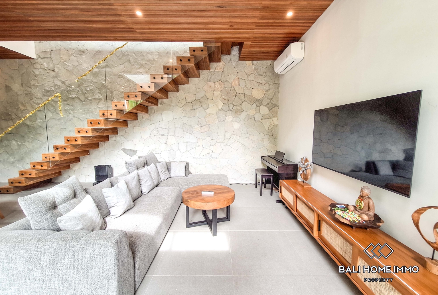 5 Bedroom Modern Design Family Villa for Rent in Canggu Batu Bolong — image 1