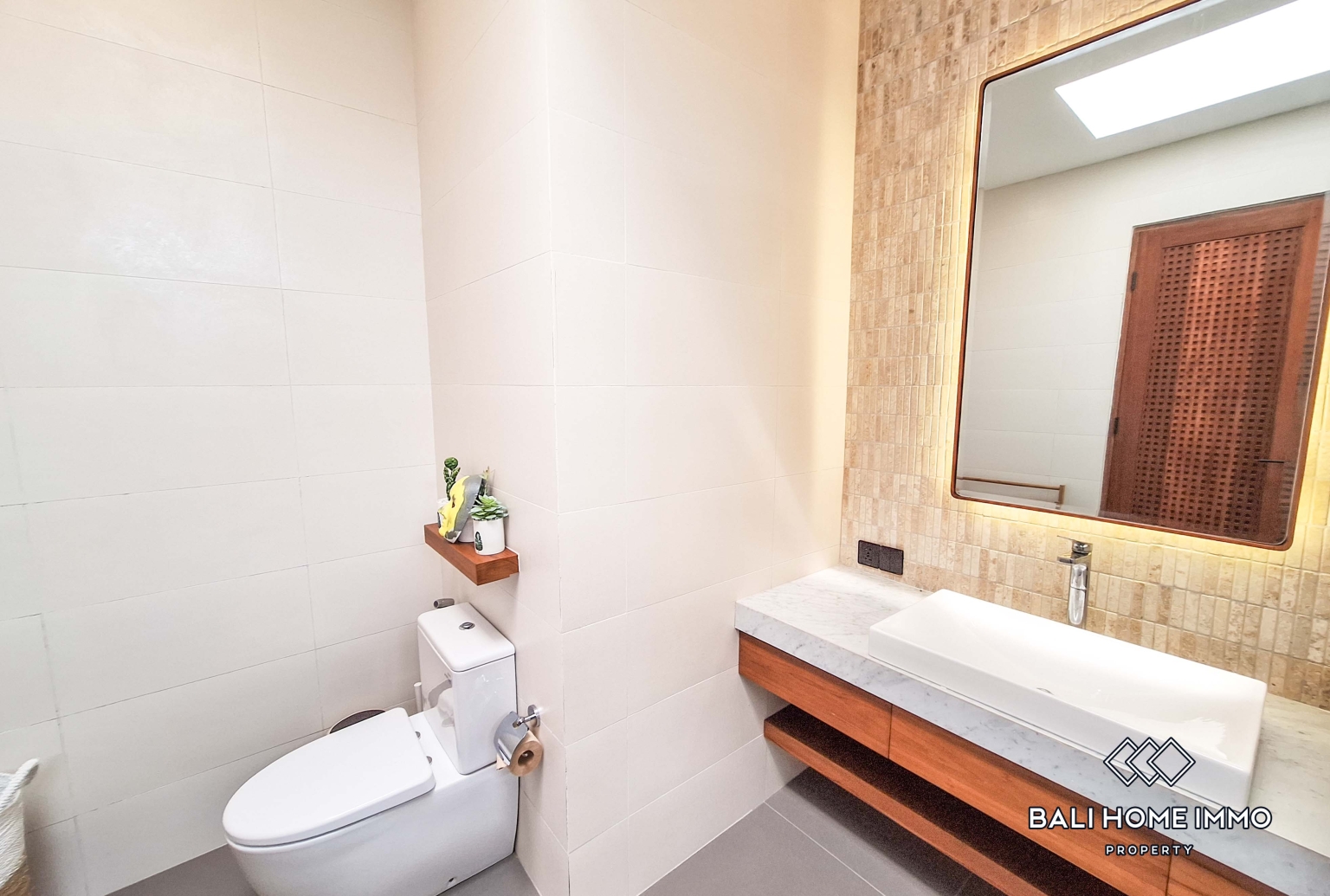 5 Bedroom Modern Design Family Villa for Rent in Canggu Batu Bolong — image 16