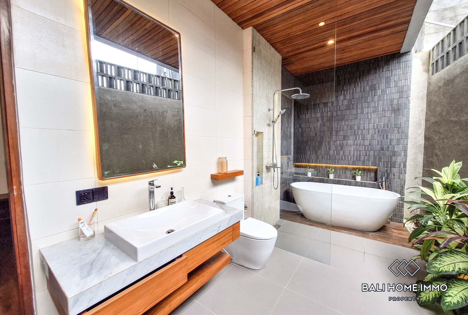 5 Bedroom Modern Design Family Villa for Rent in Canggu Batu Bolong — image 15
