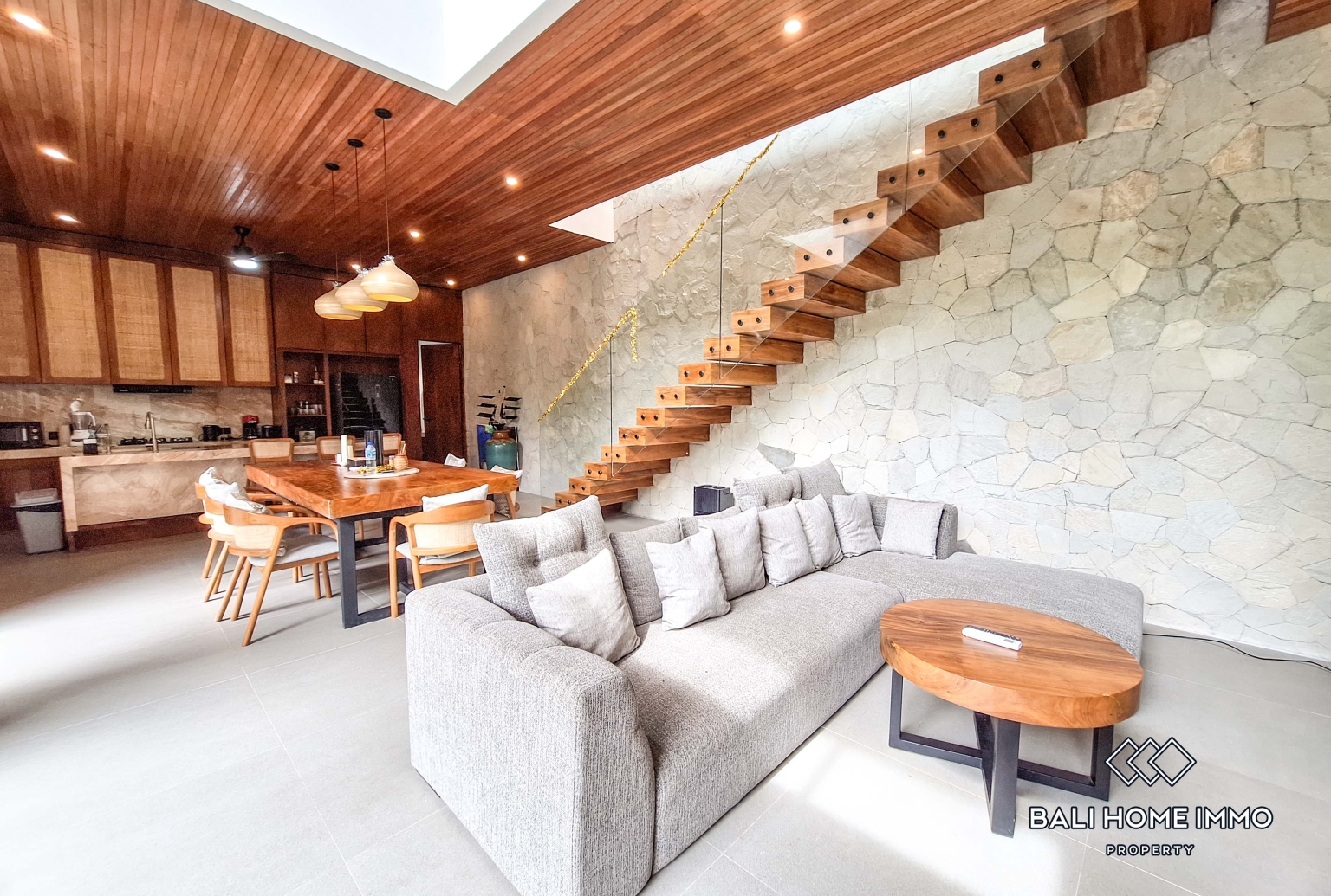 5 Bedroom Modern Design Family Villa for Rent in Canggu Batu Bolong — image 2