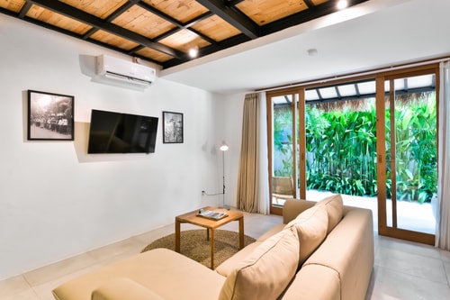 Stylish 1BR Apartment in Canggu | Balcony & Pool Access - Canggu, Bali — image 4