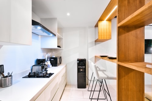 Stylish 1BR Apartment in Canggu | Balcony & Pool Access - Canggu, Bali — image 6