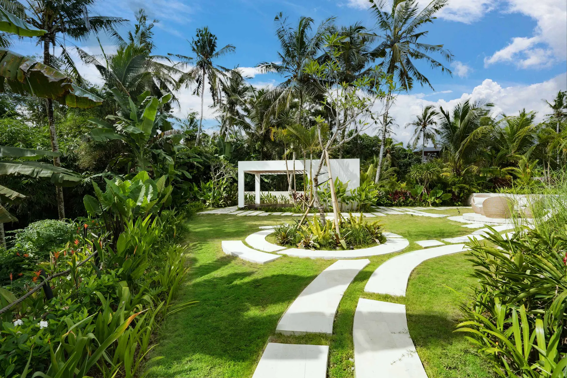 6 BR Tropical Garden Pool Retreat Ubud — 6BR Villa Rental in Ubud — image 3
