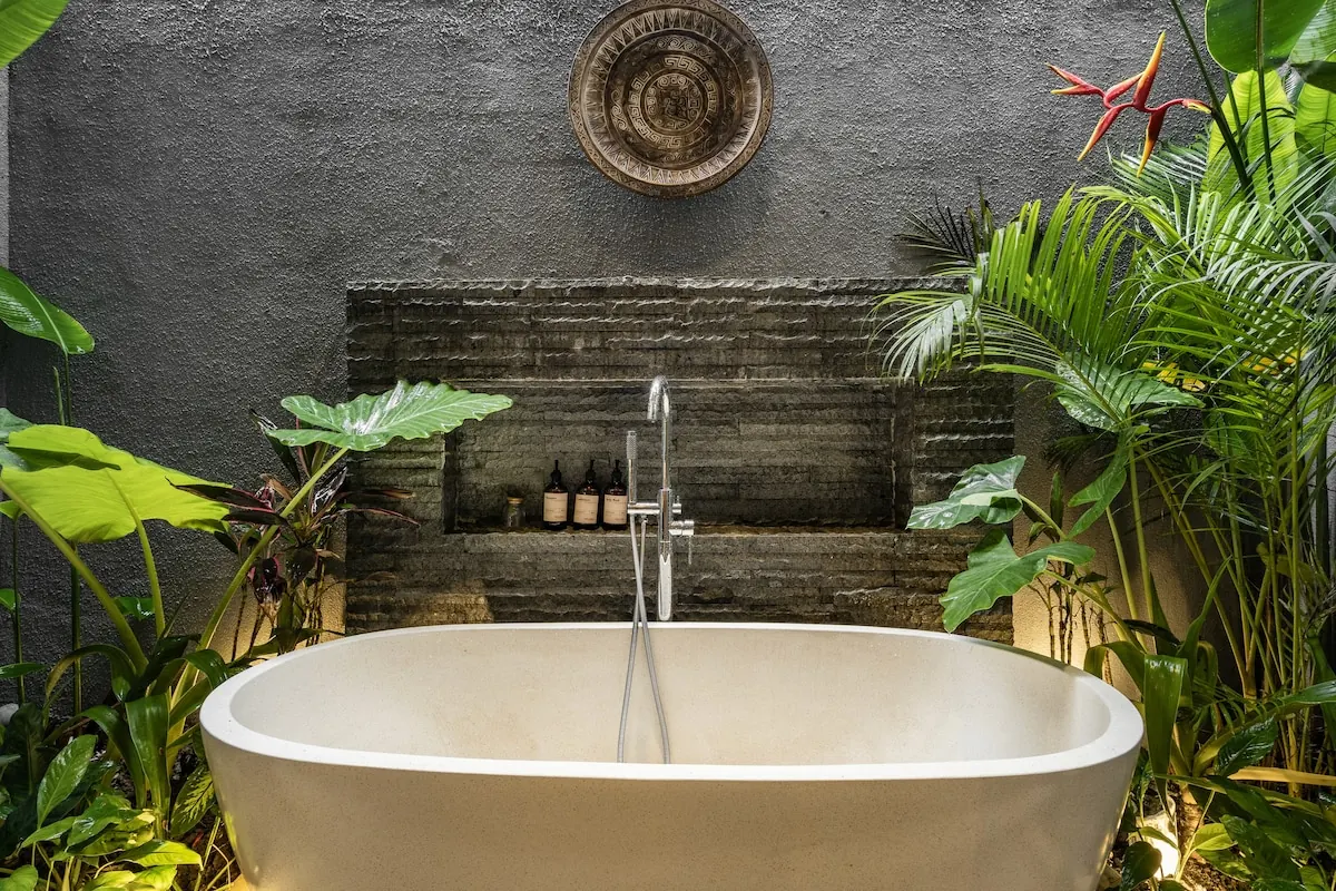 6 BR Tropical-Modern Courtyard Villa Ubud — 6BR Villa Rental in Ubud — image 18