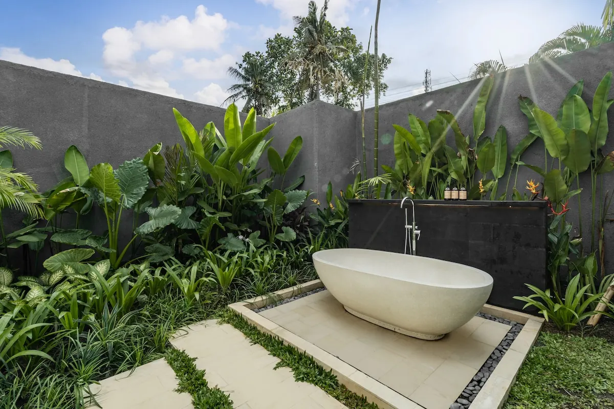 5 BR Designer Tropical-Modern Retreat Ubud — 5BR Villa Rental in Ubud — image 14