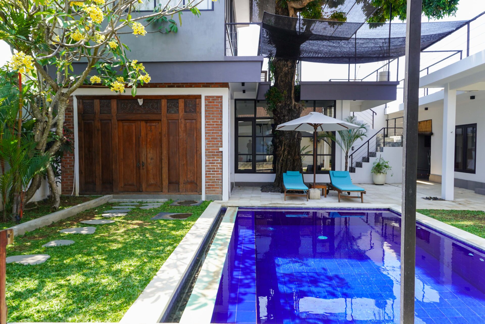 Spacious 6 Bedroom Family Villa with Private Pool for Yearly Rent in Umalas — image 1