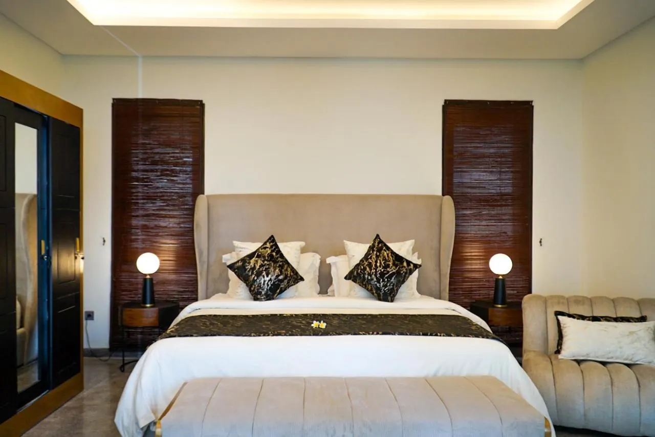 7 BR Tropical Garden Pool Villa Canggu — 7BR Villa Rental in Canggu — image 16