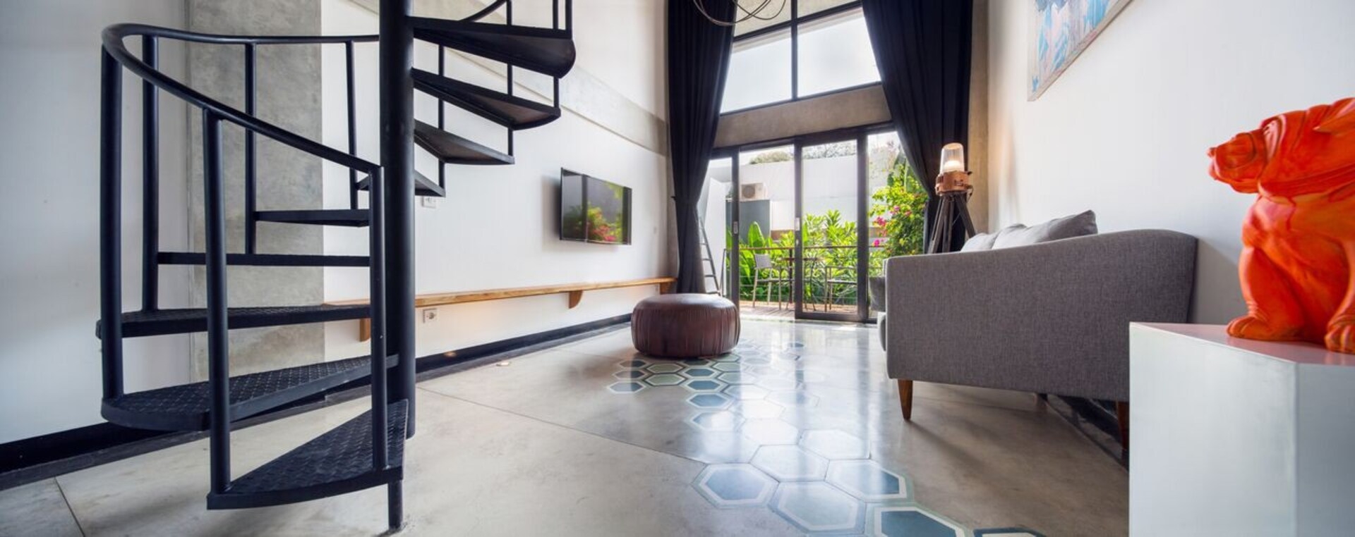 Chic Industrial Loft 1BR in Seminyak | Balcony & Swimming Pool - Seminyak, Bali — image 18