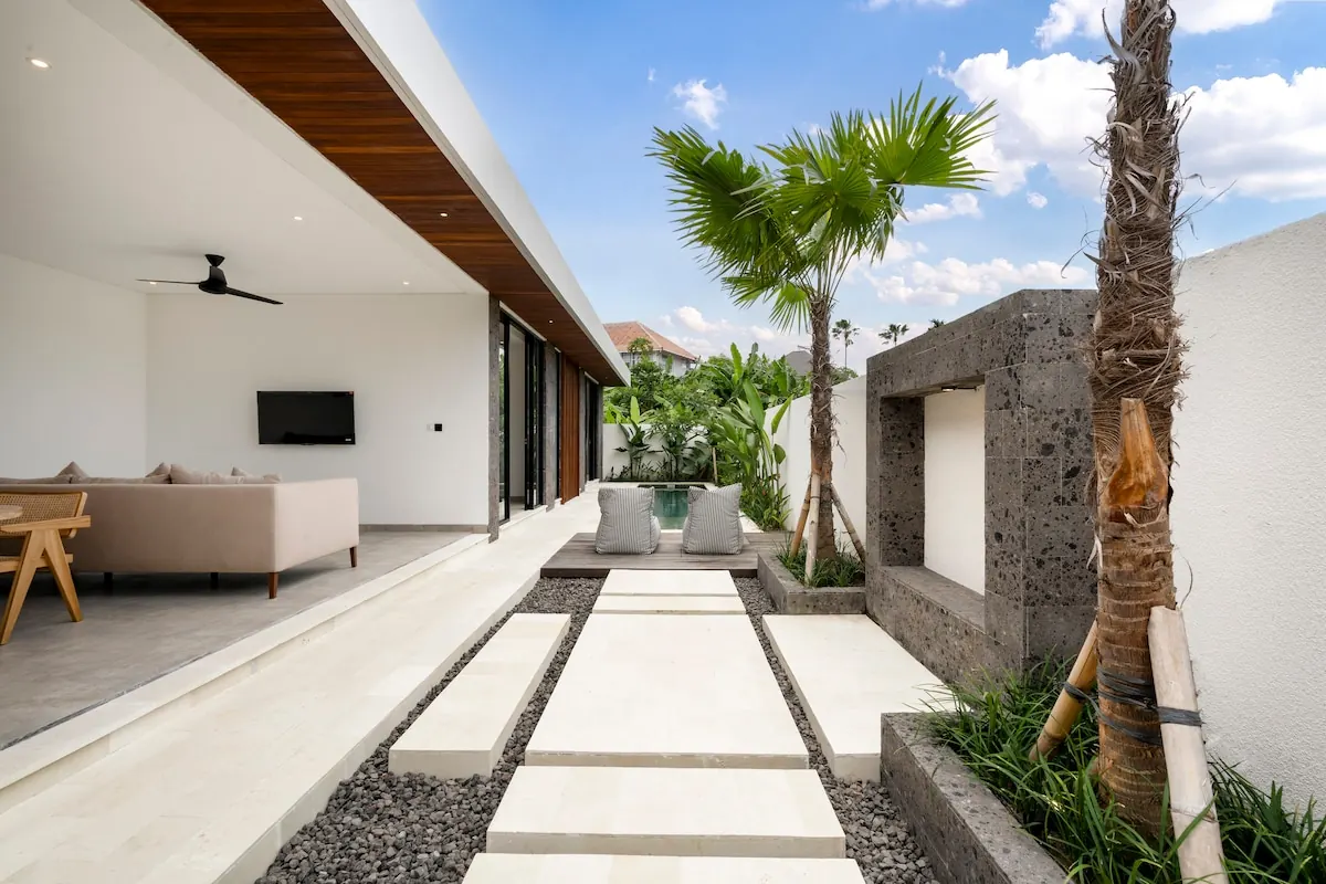 5 BR Tropical-Modern Courtyard Villa Canggu — 5BR Villa Rental in Canggu — image 5