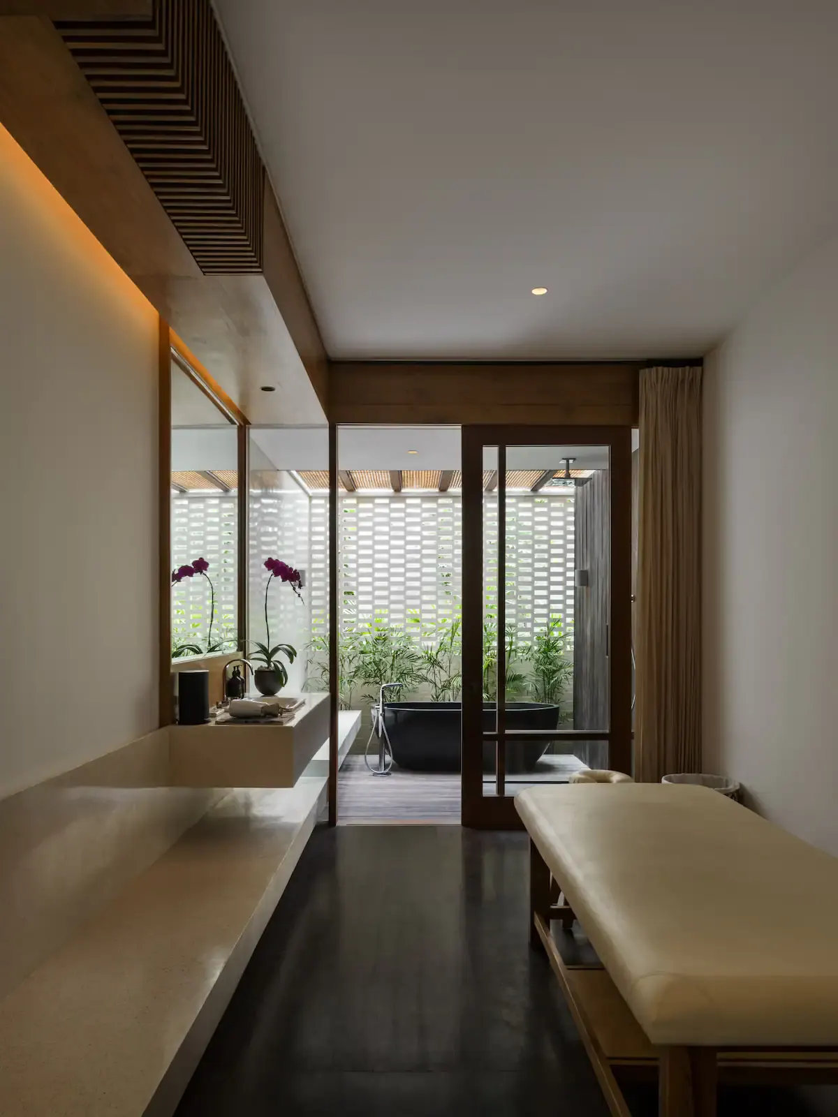 6 BR Walk-to-Beach Modern Villa Canggu — 6BR Villa Rental in Canggu — image 6