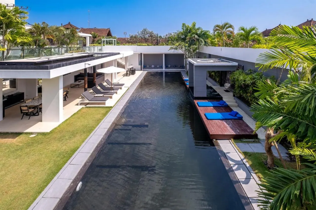 5 BR Walk-to-Beach Modern Villa Seminyak — 5BR Villa Rental in Seminyak — image 8