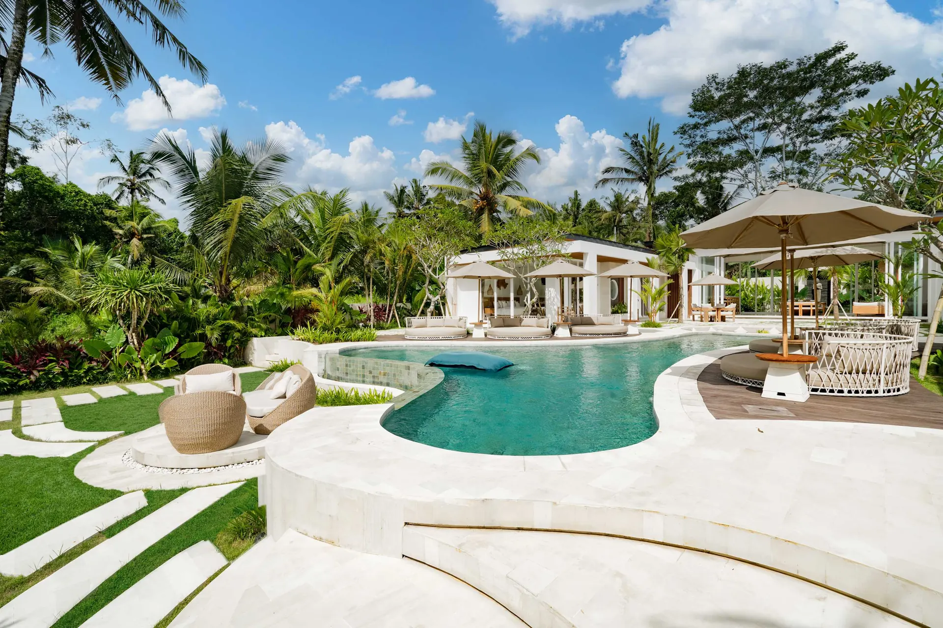 6 BR Tropical Garden Pool Retreat Ubud — 6BR Villa Rental in Ubud — image 4