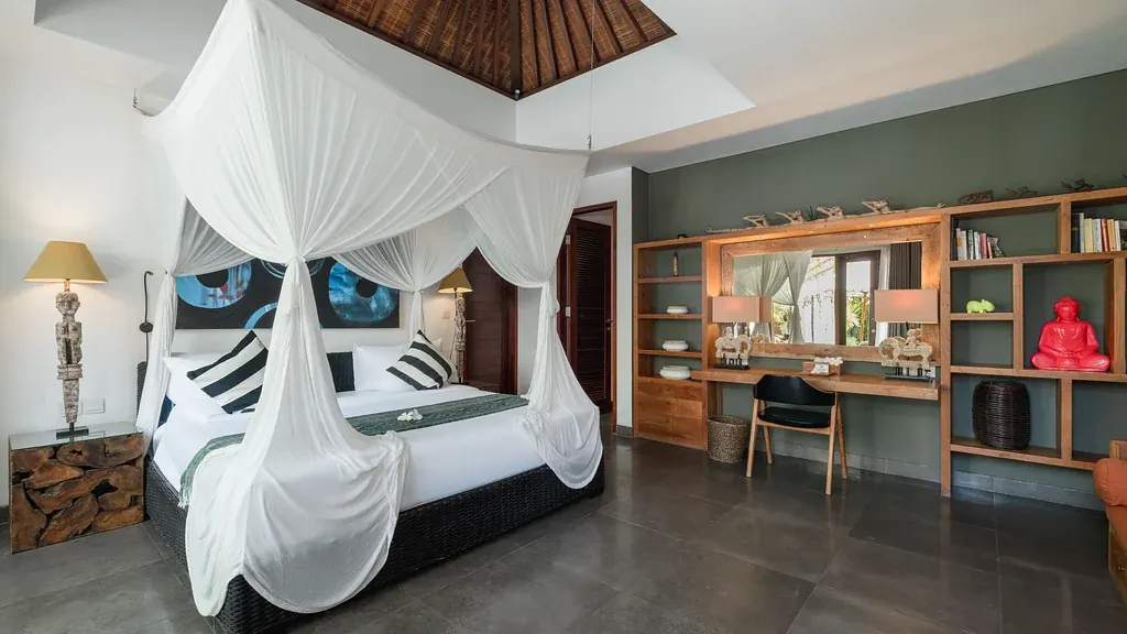 6 BR Infinity-Pool Group Villa Seminyak — 6BR Villa Rental in Seminyak — image 6