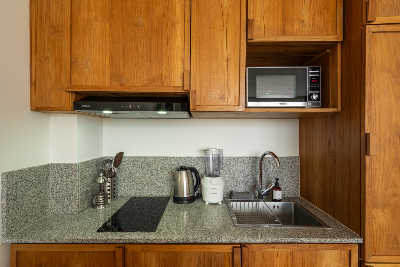 SB 411 - 1BR Suite with Balcony and Pool, Canggu - Canggu, Bali — image 5